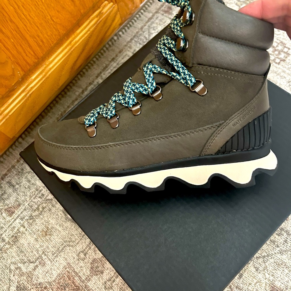 NEW IN BOX SOREL KINETIC CONQUEST BOOT SZ 8 ALPINE TUNDRA WATERPROOF INSULATED